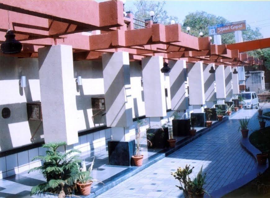 Hôtel Sheel Gopal Vision à Mathura Extérieur photo